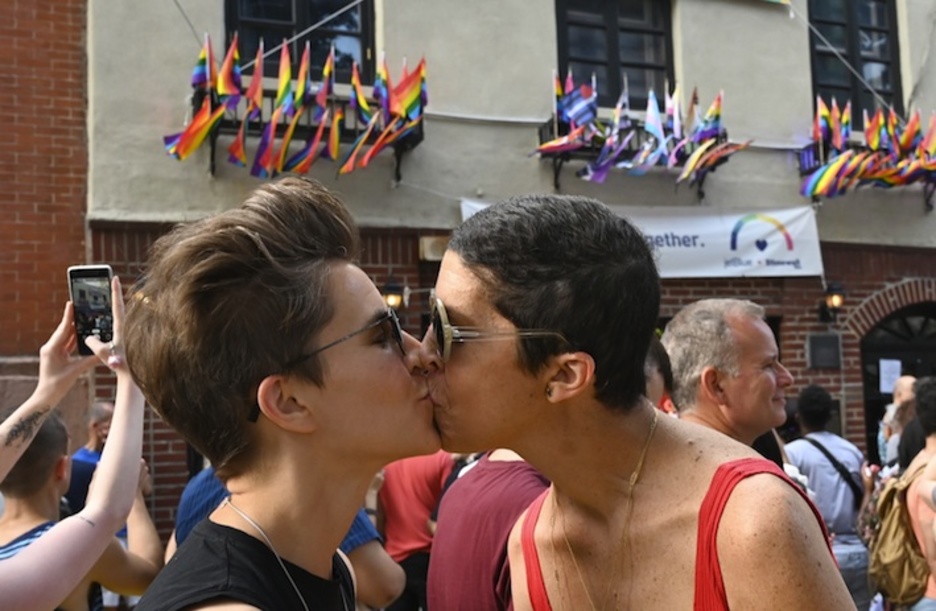 Dos jóvenes se besan en la conmemoración de las revuelas. (Thymothy A. CLERY/AFP)