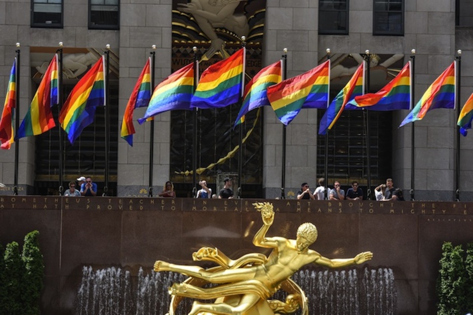 El edificio Rockefeller con banderas del colectivo LGTBIQ*. (Stephanie KEITH/AFP)