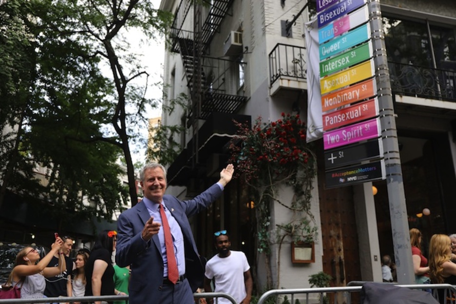 De Blasio declaró el 28 de junio, el día que estallaron los disturbios en el Stonewall, como el día del Stonewall. (Thymothy A. CLERY/AFP)