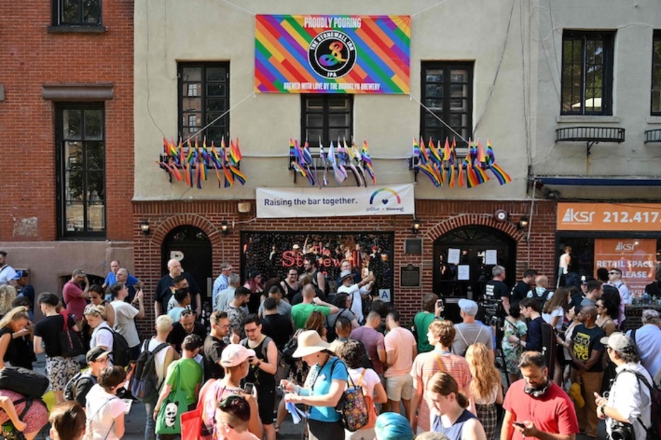 Imagen de la manisfestación que recorrió las calles de Nueva York hasta llegar a Stonewall. (Thymothy A. CLERY/AFP)
