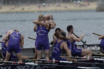 Los remeros de Santurtzi exultantes tras ganar la prueba. (Aritz LOIOLA/FOKU)