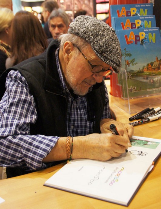 El dibujante en una firma de libros. (NAIZ)