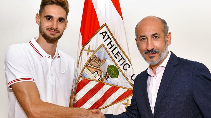 Jokin Ezkieta posa con el presidente del Athletic. (@AthleticClub)
