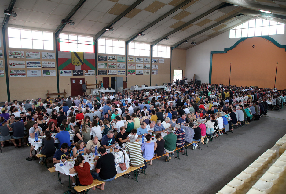 Le repas proposé par Euskal Herriko Laborantza Ganbara a eu lieu à la salle Airoski. ©Bob EDME 