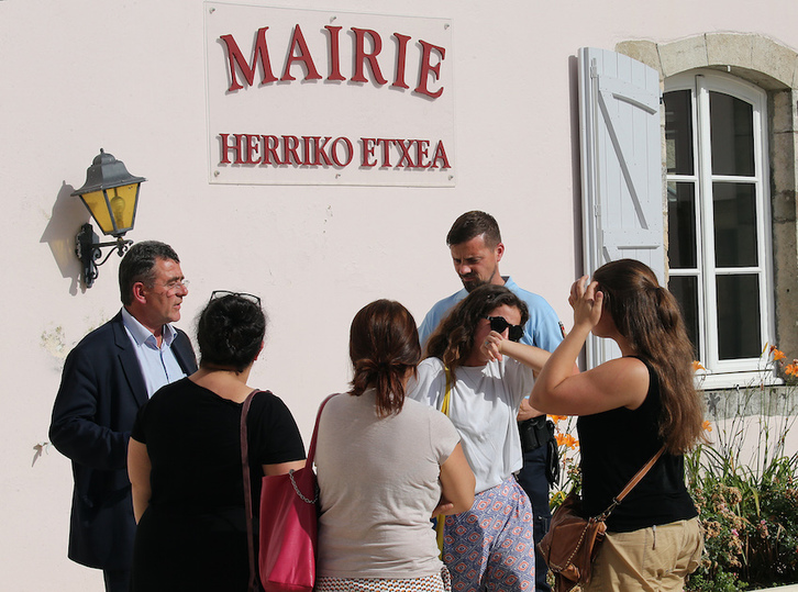 Hildako emaztearen familiarrak Bardozeko auzapezarekin bildu ziren. (@BobEDME)