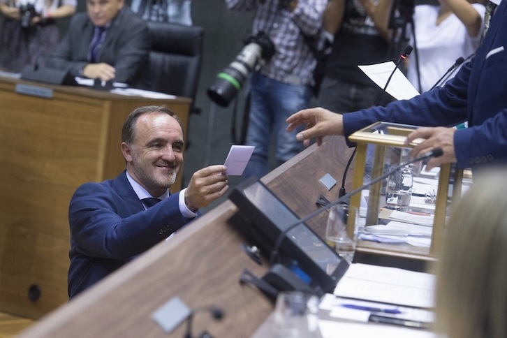 Esparza, votando en la sesión constituyente del Parlamento que encendió las alarmas en Na+. (Iñigo URIZ | FOKU)
