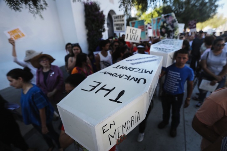 Movilización en California en recuerdo de las personas migrantes fallecidas. (Mario TAMA | AFP)