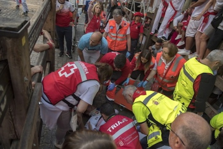 Atención a un herido en un encierro de los pasados sanfermines. (Gorka RUBIO/FOKU)