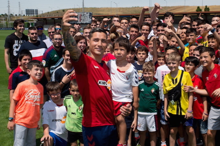 Una multitud de aficionados se ha acercado hasta Tajonar para fotografiarse con Chimmy Ávila. (Iñigo URIZ/FOKU)