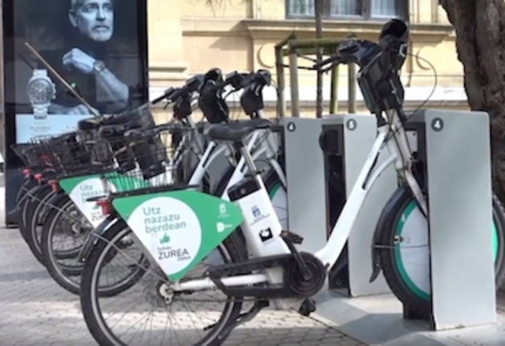 Estación de DBIzi junto al Ayuntamiento de Donostia.