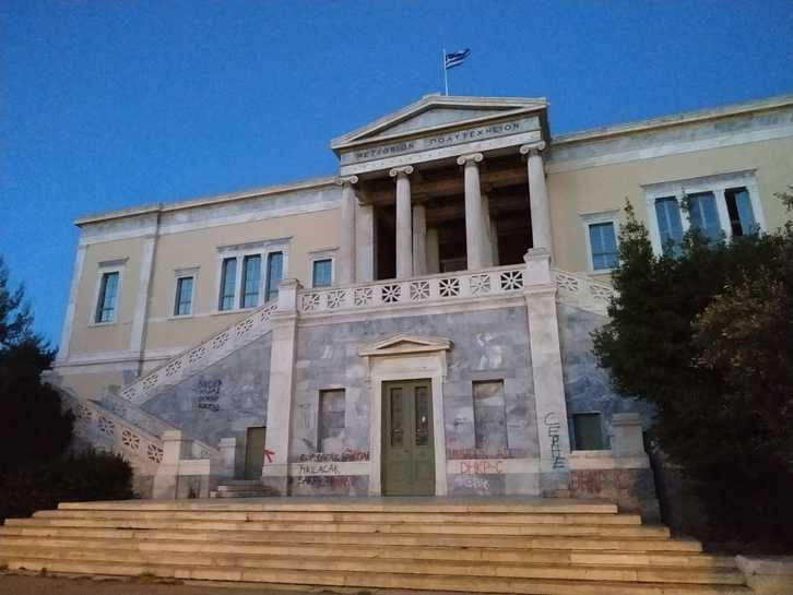 Eskola politeknikora ere hurbildu dira euskal brigadistak. (Askapena)