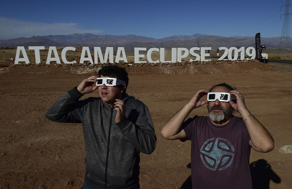 Atacaman ere gozatu dute eklipseak. (Martin BERNETTI / AFP)