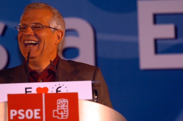 Josep Borrell, en un mitin en Iruñea en 2004. (Jagoba MANTEROLA/FOKU)