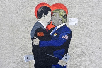 Mural titulado “Smart Love” del artista callejero italiano TvBoy pintado en un muro de Milán. (Miguel MEDINA | AFP) 