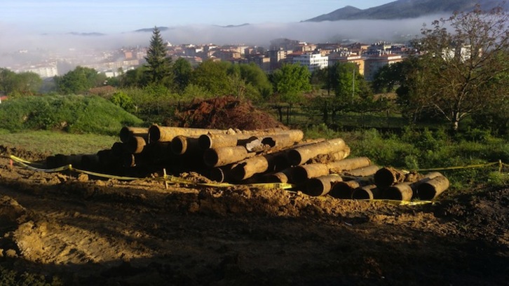 En la denuncia se adjuntó material gráfico en el que se veía gran cantidad de tubos de fibrocemento expuestos al aire sin la preceptiva protección para evitar la expansión en el ambiente de las fibras de amianto. (CCOO)