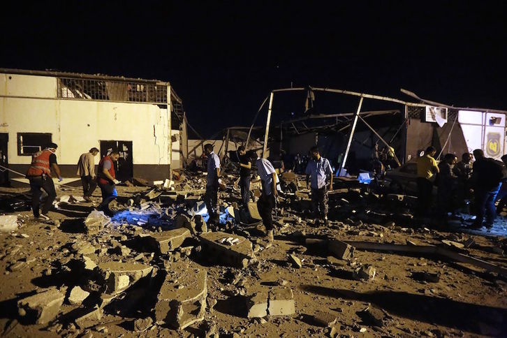 Nadie ha asumido el bombardeo contra el centro de detención de migrantes de Tripoli. (Mahmud TURKIA / AFP)