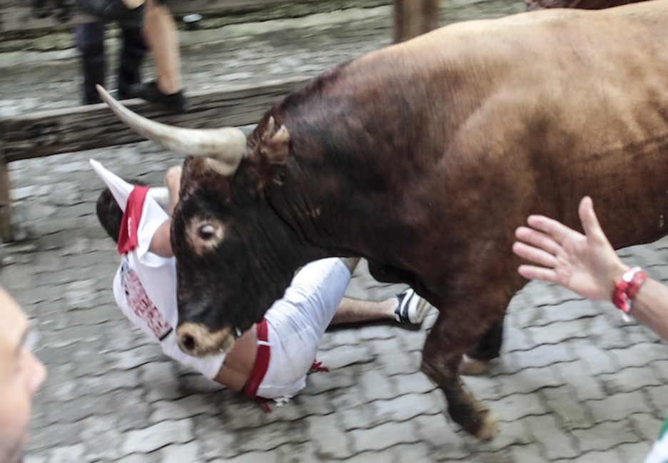 Este corredor de Iparralde fue cogido por la camiseta el día 14, sin consecuencias. (Joxe ZABALZA | FOKU) Este corredor de Iparralde fue cogido por la camiseta el día 14, sin consecuencias. (Joxe ZABALZA | FOKU)