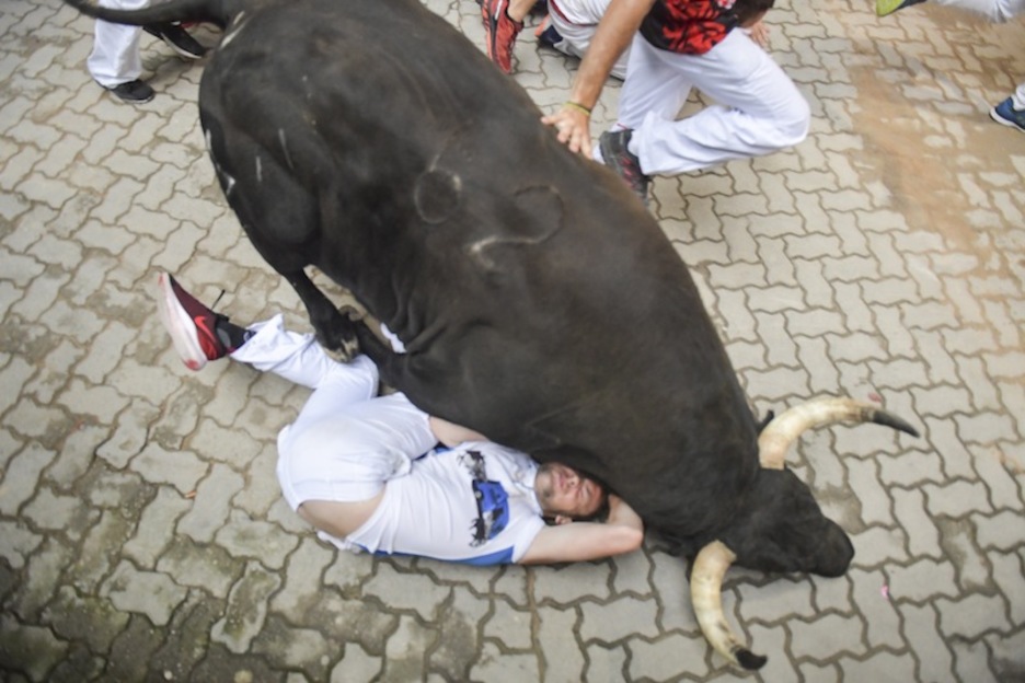 Día 13, apuros bajo el corpachón del toro. (Idoia ZABALETA | FOKU) Día 13, apuros bajo el corpachón del toro. (Idoia ZABALETA | FOKU)