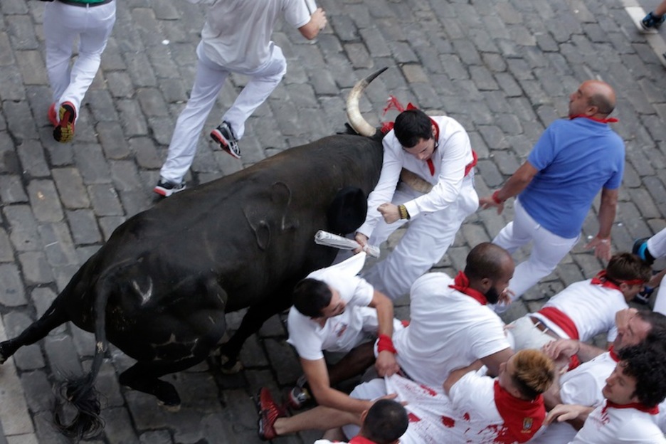 Embestida al llegar al Ayuntamiento, también el día 13. (Lander F. ARROYABE | FOKU) Embestida al llegar al Ayuntamiento, también el día 13. (Lander F. ARROYABE | FOKU)