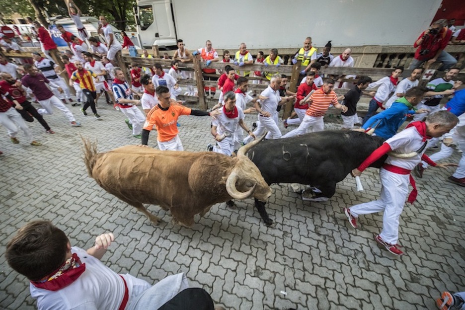 La manada arrolla a un corredor en la siempre espectacular bajada al callejón. (Gorka RUBIO | FOKU) La manada arrolla a un corredor en la siempre espectacular bajada al callejón. (Gorka RUBIO | FOKU)