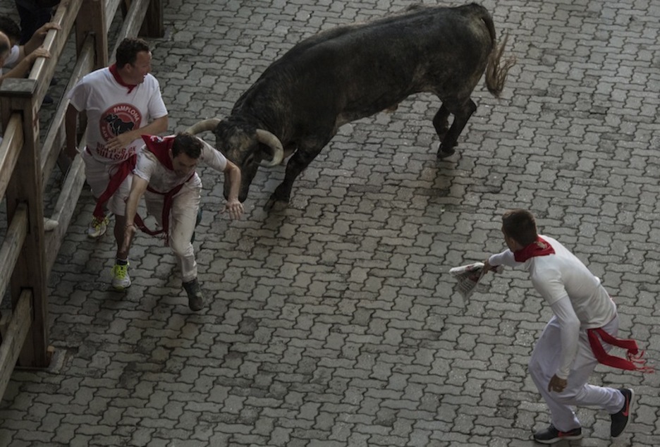 Dos corredores en graves apuros y un tercero al auxilio, el día 9. (Jagoba MANTEROLA | FOKU) Dos corredores en graves apuros y un tercero al auxilio, el día 9. (Jagoba MANTEROLA | FOKU)