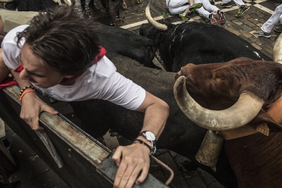 En ocasiones como esta, el fotógrafo también nota cerca el cuerno. (Jagoba MANTEROLA | FOKU) En ocasiones como esta, el fotógrafo también nota cerca el cuerno. (Jagoba MANTEROLA | FOKU)