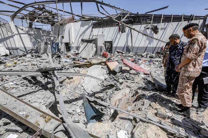 El centro de detención de migrantes de Tripoli, tras ser bombardeado. (Mahmud TURKIA / AFP)
