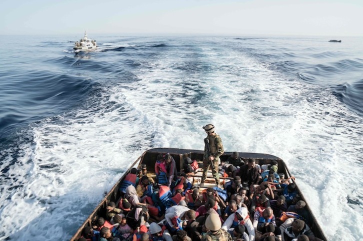 Migrantes rescatados por guardacostas libios, en una imagen de archivo. (Taha JAWASHI / AFP)