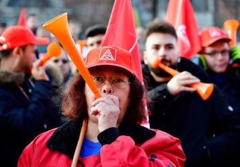 Una trabajadora de Siemens participa en la manifestación de Berlin en contra de los planes de restructuración.(Tobias SCHWARZ/AFP)