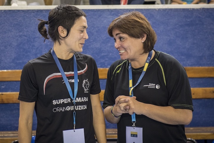 Eider Rubio, en la imagen junto a Puche, ha completado cuatro temporadas como segunda entrenadora del Bera Bera.(Gorka RUBIO/FOKU)