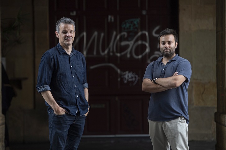 Karlos Zurutuza y David Meseguer, antes de la presentación del libro. (Jon URBE-FOKU)