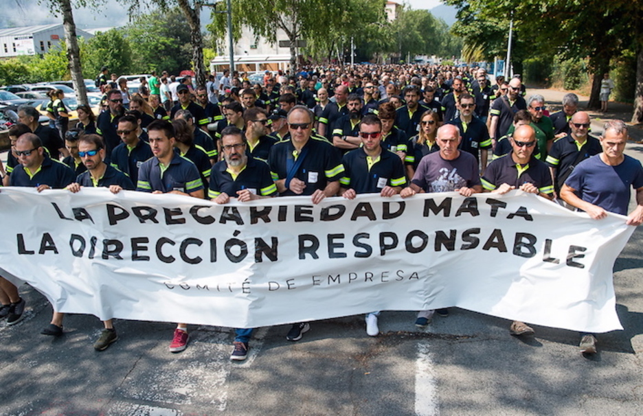 Los trabajadores de Tubacex se han manifestado a mediodía en Laudio. (Luis JAUREGIALTZO/FOKU)