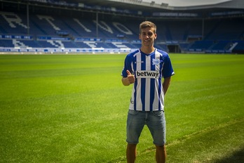 Pere Pons ha posado en Mendizorrotza con la camiseta del Alavés (Jaizki FONTANEDA / FOKU)