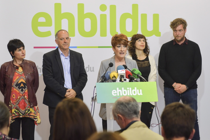 Bakartxo Ruiz, junto a otros representantes de EH Bildu. (Idoia ZABALETA I FOKU)