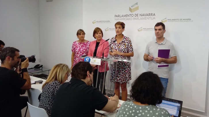 Marisa de Simón, Uxue Barkos, María Chivite y Eduardo Santos. (@ParlamentoNA)