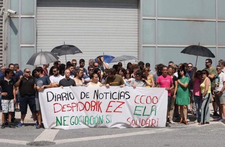 Concentración ante la sede de ‘Diario de Noticias’. (@ComiteNoticias)