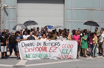 Concentración ante la sede de ‘Diario de Noticias’. (@ComiteNoticias)