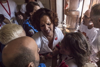 Itziar Gómez (Geroa Bai) y Maider Beloki (EH BIldu) tratan de evitar que los agentes les arrebaten la ikurriña. (Jagoba MANTEROLA / FOKU)