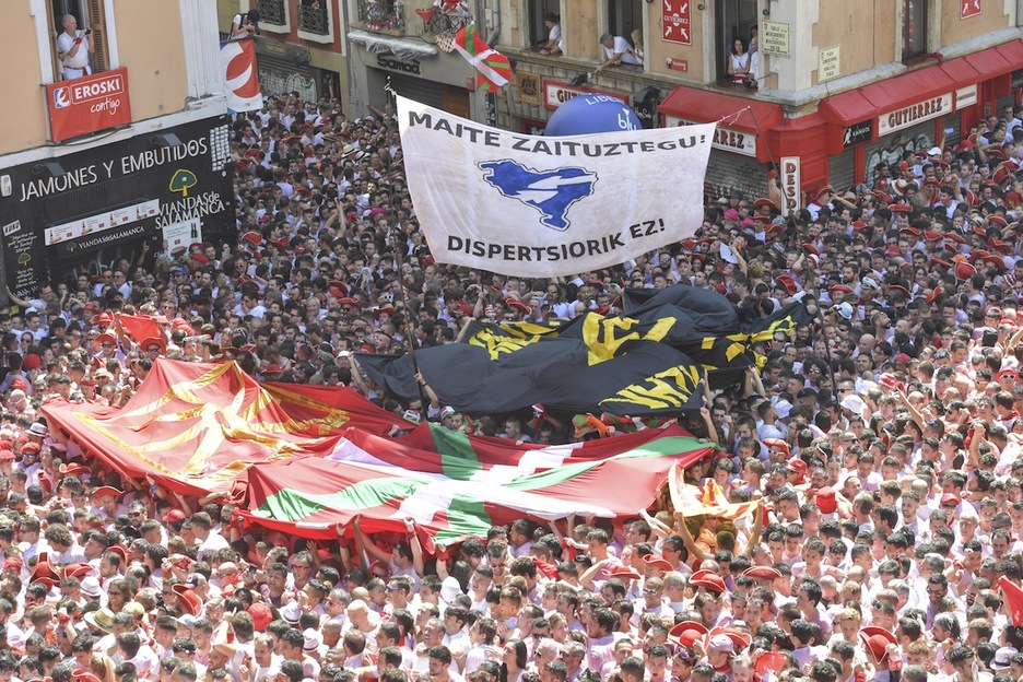 Ambientazo durante el lanzamiento del chupinazo, donde se han desplegado banderas de Nafarroa, ikurriñas y carteles en contra de la dispersión. (Idoia ZABALETA/FOKU) Ambientazo durante el lanzamiento del chupinazo, donde se han desplegado banderas de Nafarroa, ikurriñas y carteles en contra de la dispersión. (Idoia ZABALETA/FOKU)
