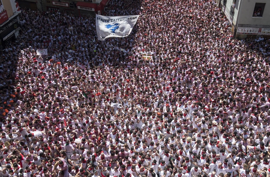 Han sido miles las personas que se han acercado hasta la plaza del Ayuntamiento para presenciar el inicio de las fiestas. (Idoia ZABALETA/FOKU) Han sido miles las personas que se han acercado hasta la plaza del Ayuntamiento para presenciar el inicio de las fiestas. (Idoia ZABALETA/FOKU)