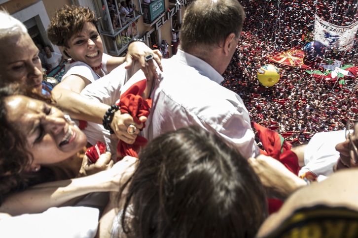 La Policía Foral y Municipal han vuelto a perseguir la ikurriña, incluso lo han hecho dentro del Ayuntamiento, donde se han vivido momentos de tensión. (Idoia ZABALETA/FOKU)