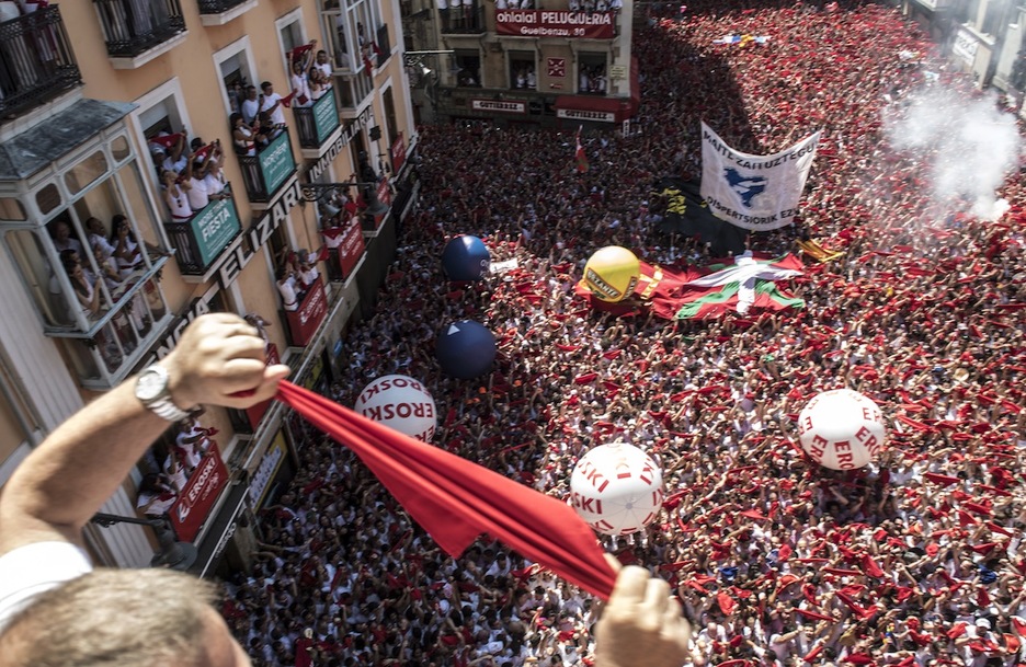 La banda municipal La Pamplonesa, que este año cumple su centenario, ha sido la encargada de lanzar el chupinazo. (Idoia ZABALETA/FOKU) La banda municipal La Pamplonesa, que este año cumple su centenario, ha sido la encargada de lanzar el chupinazo. (Idoia ZABALETA/FOKU)