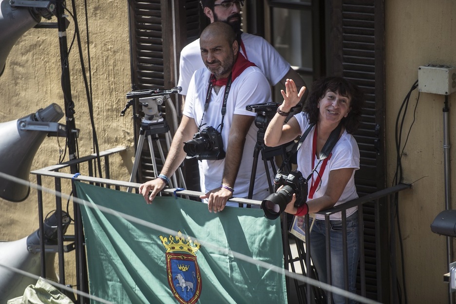 Los medios gráficos, atentos a todo lo que acontecía en la plaza. Entre ellos, nuestra compañera Idoia Zabaleta. (Jagoba MANTEROLA/FOKU) Los medios gráficos, atentos a todo lo que acontecía en la plaza. Entre ellos, nuestra compañera Idoia Zabaleta. (Jagoba MANTEROLA/FOKU)