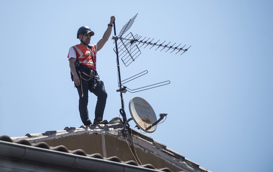 Vigilancia desde uno de los tejados de la Plaza del Ayuntamiento. (Jagoba MANTEROLA/FOKU) Vigilancia desde uno de los tejados de la Plaza del Ayuntamiento. (Jagoba MANTEROLA/FOKU)