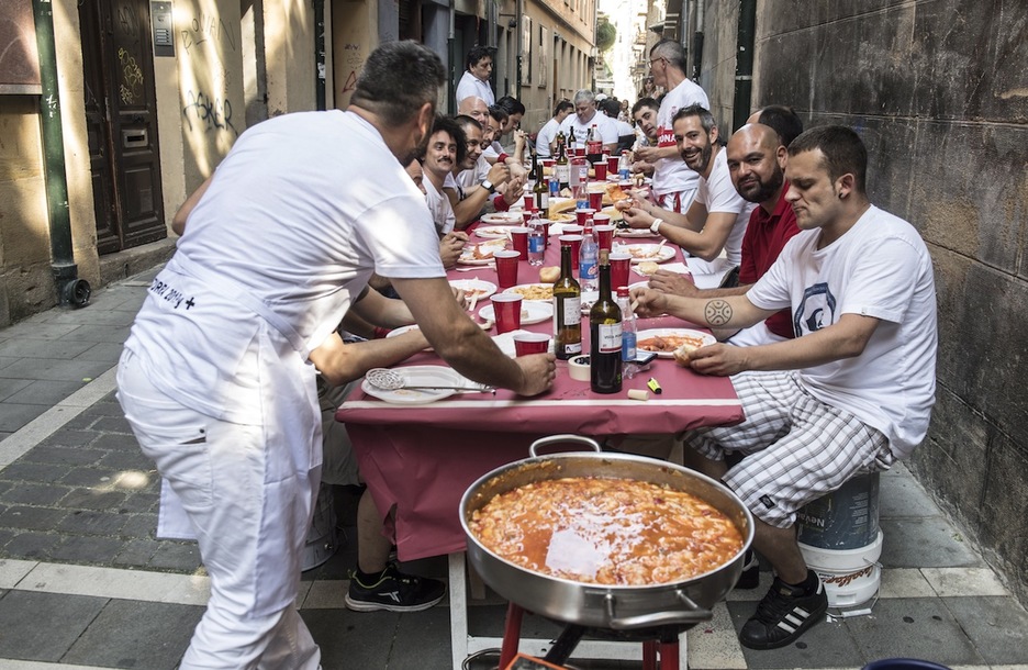 Si los sanfermines se celebran en algún sitio, son en la calle. Y siempre es necesario reponer fuerzas. (Jagoba MANTEROLA/FOKU) Si los sanfermines se celebran en algún sitio, son en la calle. Y siempre es necesario reponer fuerzas. (Jagoba MANTEROLA/FOKU)