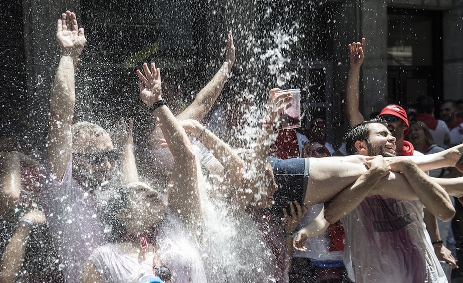 Un poco de agua siempre viene bien para refrescarse. (Jagoba MANTEROLA/FOKU) Un poco de agua siempre viene bien para refrescarse. (Jagoba MANTEROLA/FOKU)