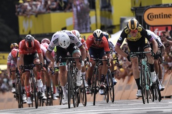 Mike Teunissen, a la derecha, se impuso a Peter Sagan. (Marco Bertorello/AFP)