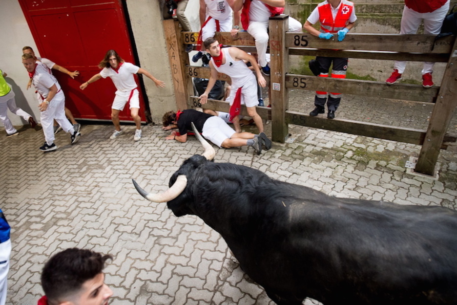 El toro rezagado llega finalmente al callejón. (Iñigo URIZ | FOKU)