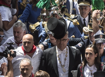 Momento en el que la chistera sale volando. (Jagoba MANTEROLA/FOKU)