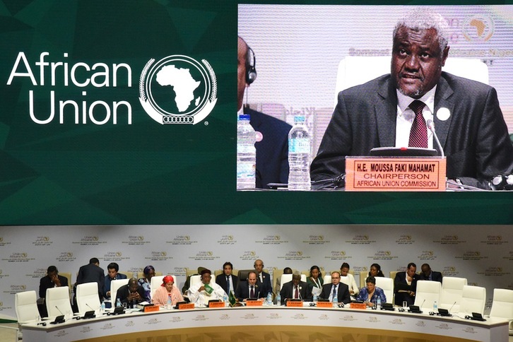 El presidente de la Comisión Africana, Moussa Faki Mahamat, pronuncia su discurso en el Palacio de Congresos de Niamey. (Issouf SANOGO | AFP)